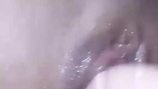 oynuyor ona ıslak KEDİ
