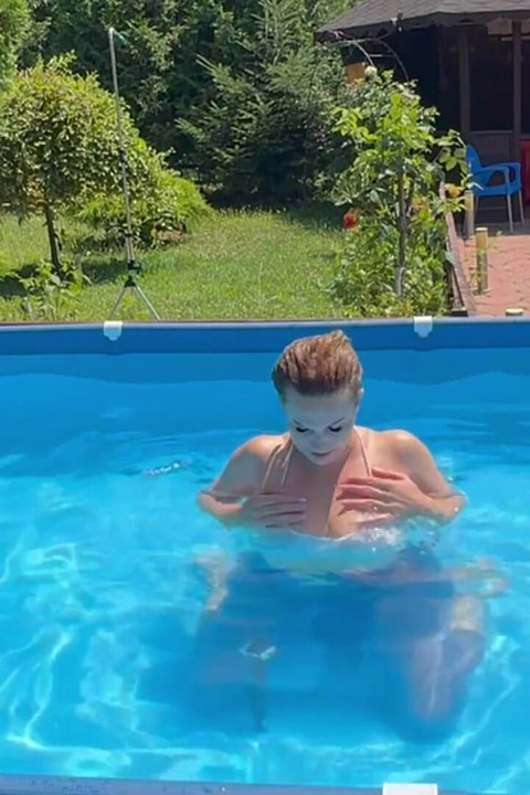 Nefesimi havuzda su altında tutarken dildo sikişi ve dildo sakso