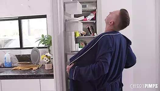 Minyon sarışın üvey kız kardeş sky pierce üvey erkek kardeşi Alex Mack'e azgın ereksiyon için sakso çekiyor