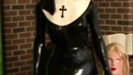 Kauçuk rahibe silikon maskeli poz veriyor