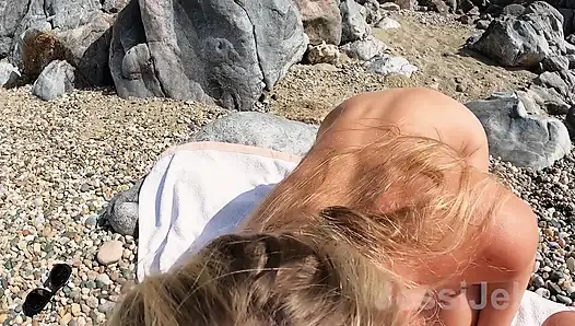 Sahilde mastürbasyon yapıyor ve tüm deliklere yabancıyla seks yapıyor anal dölleme Jessijek