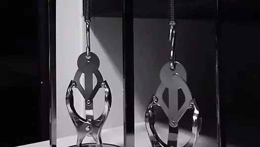 Meme ucu işkencesi için kelepçeler