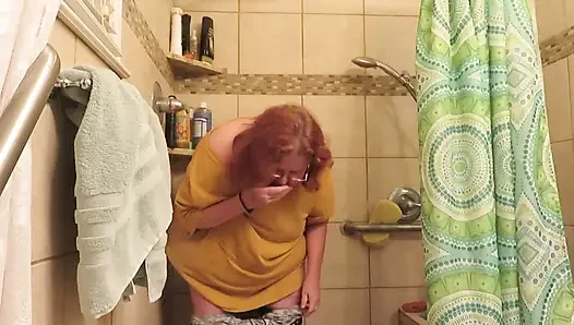 Göğüslerimin göbeğine ve götüme koyan çikolata serpişleriyle oynuyorum