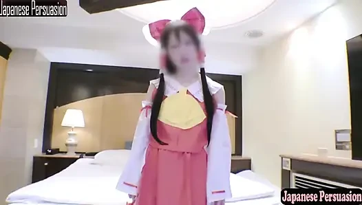 İnce aşağılayıcı tarzı giyimli kız cosplayer tekrar reimu tapınak kızı olarak sessiz cazibesini gösteriyor 2