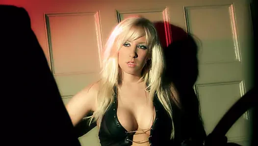 ATEŞLI KıZ ERKEK ARKADAŞıYLA TUTKULU BIR SIKIŞIN TADıNı ÇıKARıYOR