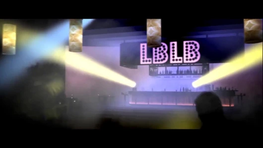 Ladyboy Alice sert boşalıyor