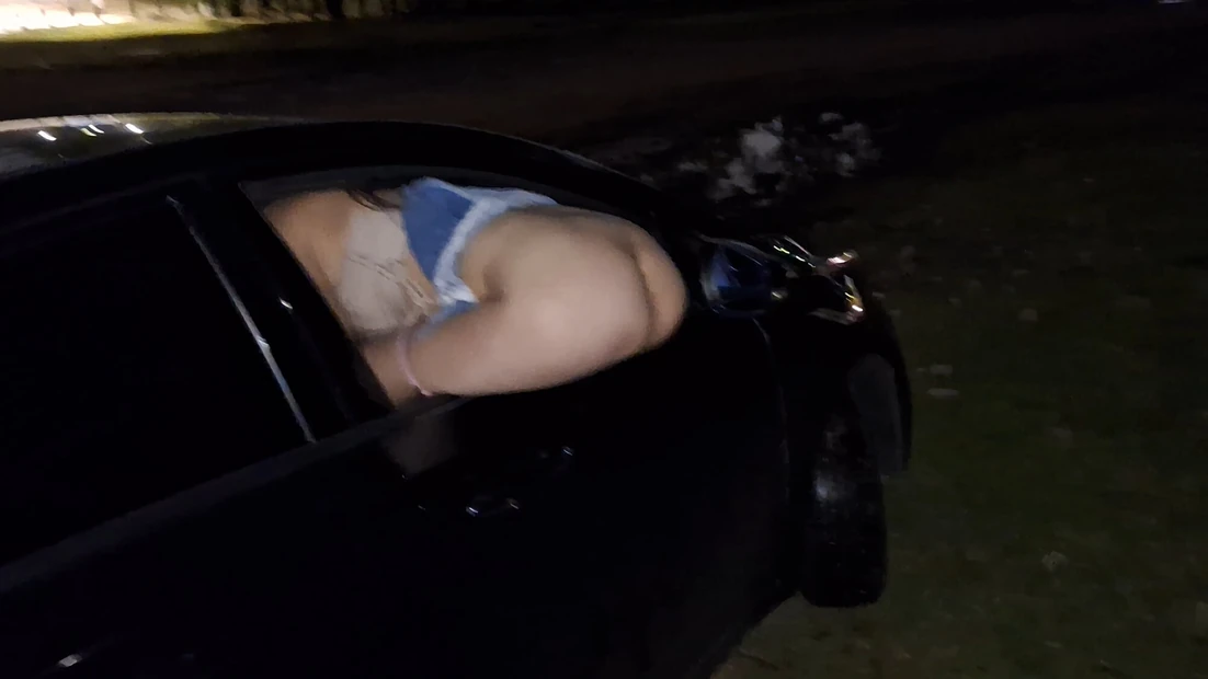 Жене наслаждались публичным сексом в заднице