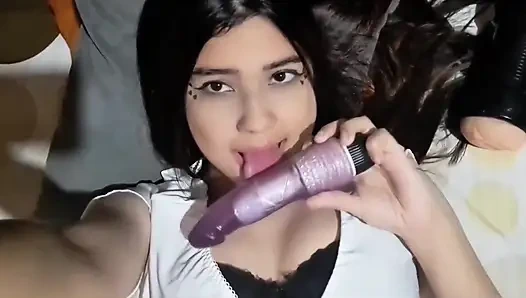 Azgın kız seks oyuncağıyla mastürbasyon yapıyor, gerçek ev yapımı