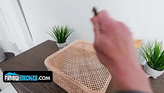 Scarlett'in gırtlağına kadar alma sihir gösterisi başlıyor