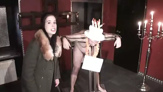 Tanrıça gloria, köle joschi'yi tüm dünyaya sunar