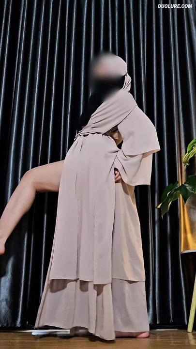 Tesettürlü Müslüman bacaklar Abaya'da twerk yapıyor!