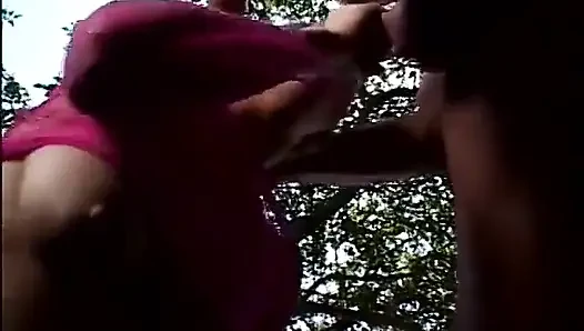 Pembe fileli güzel sarışın ağacın altında gazoony tarafından çikolatalı cha-cha dansı yapmaya davet edildi