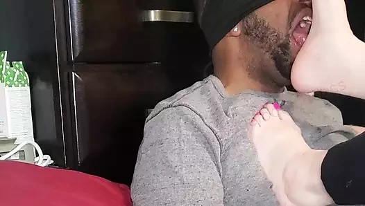 KAYıNVALIDESI AYAKLARıYLA DOMINE EDIYOR