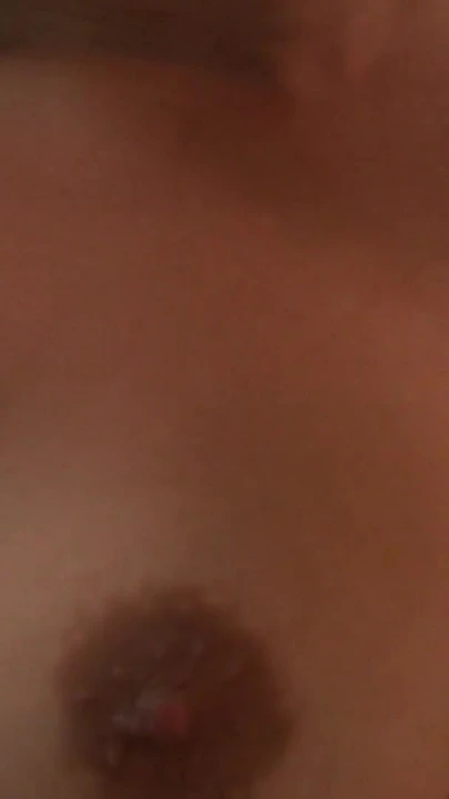 "Sert bir patlamadan önce seksi Asyalı beyaz yarağı gırtlağına kadar alıyor" dan unutulmaz bir an