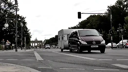 Seksi orta yaşlı seksi kadın sikicisinden arabada sert sikiliyor