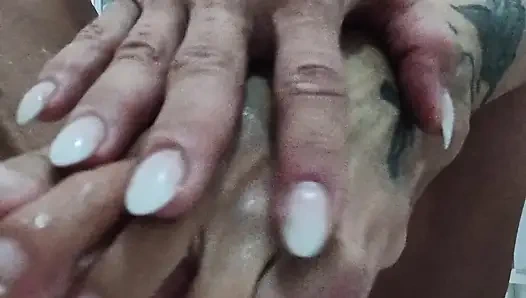 Mijn benen, Franse manicure en veel speeksel