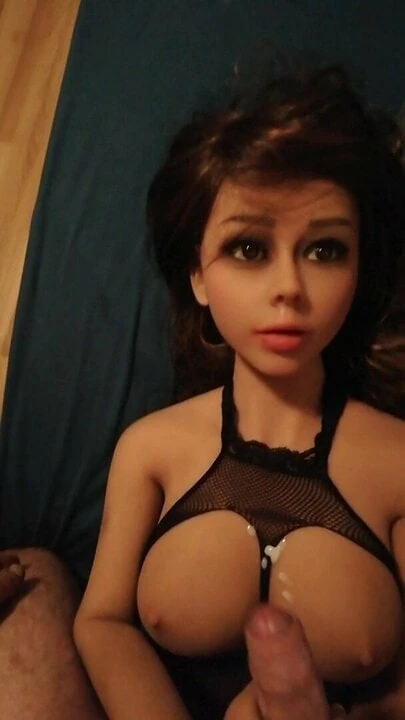 Nicole die Doll beim Handjob