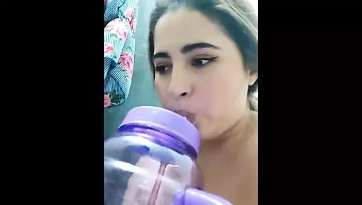 Güzel sarışın mastürbasyon yapar ve boşalır üzerinde kamera