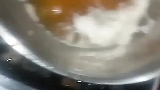 Bulaşık makinesi şefin yarağını emiyor