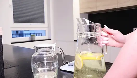 Yaramaz sarışınların özel altın limonatası - mutfakta çiş fetişi ve su sporları