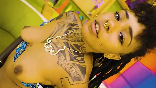 Dövmeli zenci tanrıça büyük dildoyla amını parçalıyor