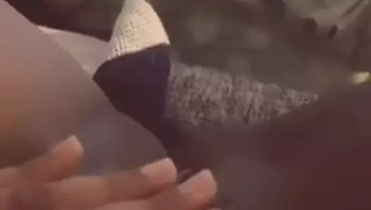 Sıcak kız çalış ile ona kedi üzerinde kik