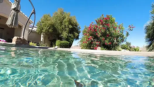 Havuzda ateşli lezbiyen ırklararası eğlence