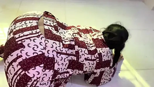 Güzel bir yengeyi odasında azgınken sikiyor ve kocası ofise gidiyor