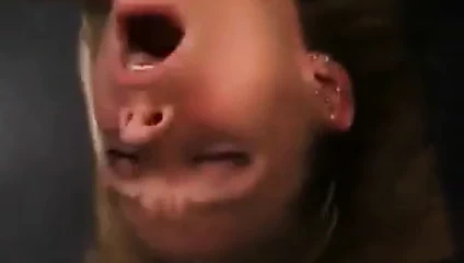 spor salonunun içinde beceriyor