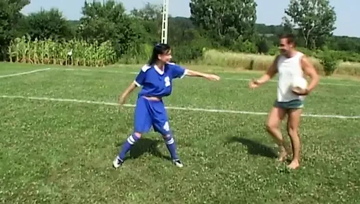 Alman genç kız açık havada sert sikişiyor