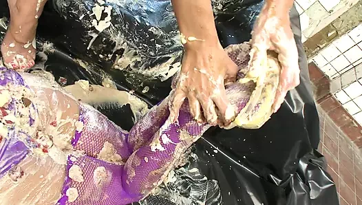 Lezbiyen güzeller kirli yemek seks eğlencelerinin tadını çıkarıyor