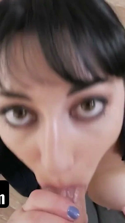 Pervmom - horoz özlemi milf, üvey oğlunu mükemmel göğüslerine bakarken yakalarken açtı | Klip 1