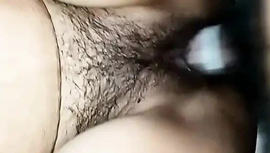 İnleyen Nepalli yenge evde kocasının önünde sikişiyor