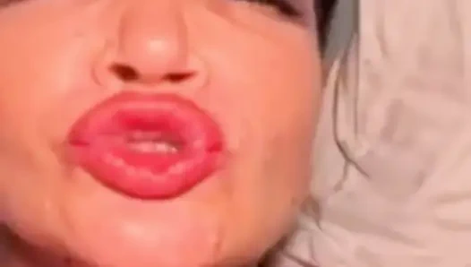 Sert anal yakın çekim sikişiyor, üvey annenin büyük götüne boşalıyor