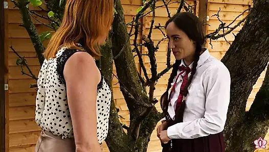 Lezbiyen gözaltı günlükleri bölüm 3: mila neredeyse gizli ilişkilerini ortaya çıkarıyor ve saf lucie tarafından sopalanıyor