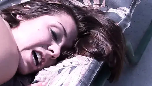 Beverly Hills itfaiyeci olarak giyiniyor ve sonra açık havada sikiliyor ve dölle besleniyor