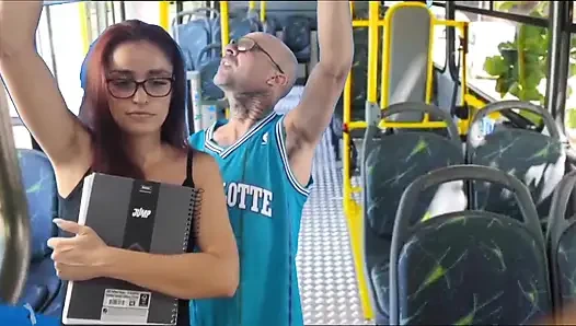 , otobüste üniversite öğrencisini arkadan kazaya çıkarıyor!