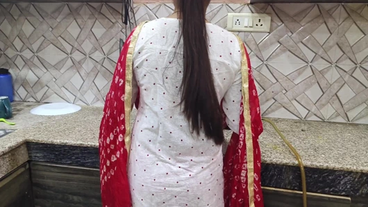 Eski erkek arkadaş eski kız arkadaşını mutfakta son bir sikişmeye ikna etti. Seksi güzel vücuduna boşalma - ateşli xxx