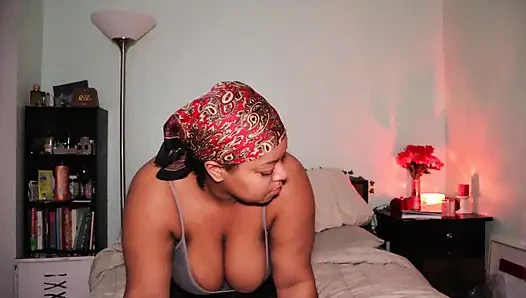 İri güzel kız arkadaş yatmadan önce seksi yoga pozları yapıyor