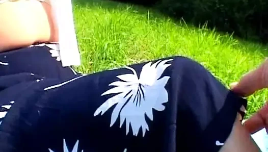 Harika bir Alman sarışın tarlada sert bir yarağa biniyor