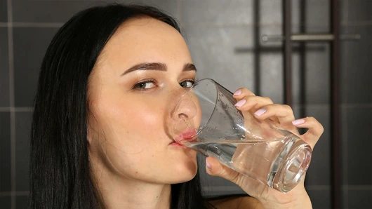 çiş dolu mastürbasyon zaman için karanlık saçlı hottie