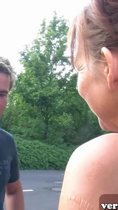 Alman olgun ev hanımı sokakta seks yapmaya ikna etti | Klip 1