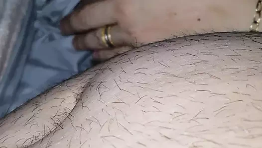 Üvey annenin eli üvey oğluna büyük bir ereksiyon veriyor