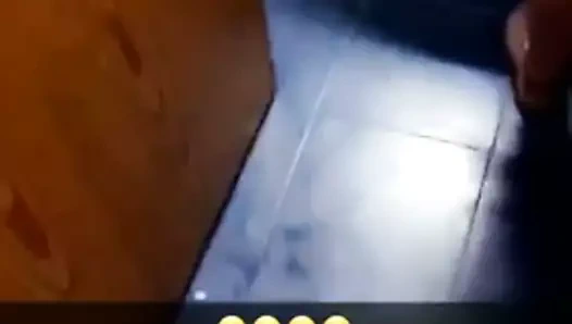 İskoç kız soyunurken yakalandı