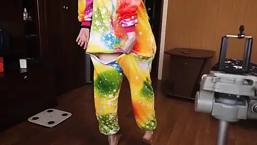 Tek boynuzlu at kostümü içindeki bir bebek götünü gösteriyor