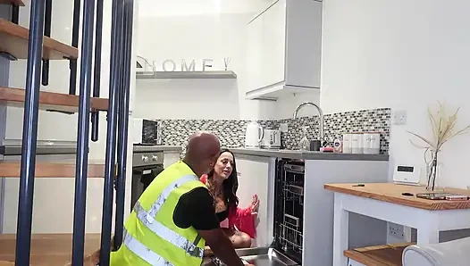 Bayan Crude büyük zenci yarağı servis görevlisiyle sikişiyor