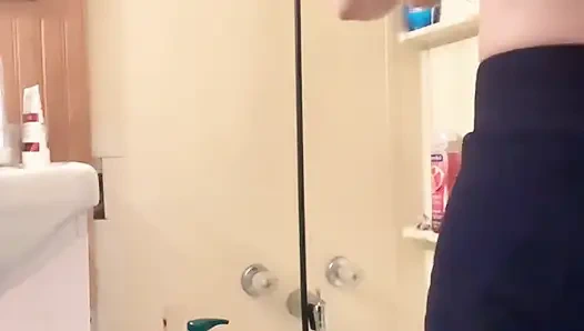 Hana küvette kıllarını yıkıyor küçük memeli çok güzel