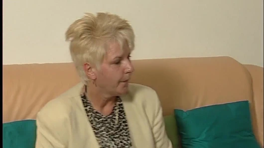 Oma laesst sich von jungen Typen lecken