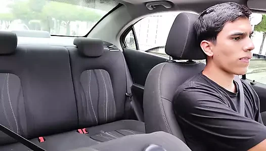 Azgın çift bekleyemedi ve arabada sikiliyor