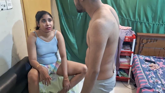 Çok azgın üvey kız kardeşim onu sikip amına boşalmam için beni rahatsız ediyor